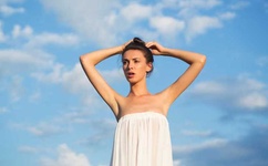 主动把奶头放进男朋友嘴巴里